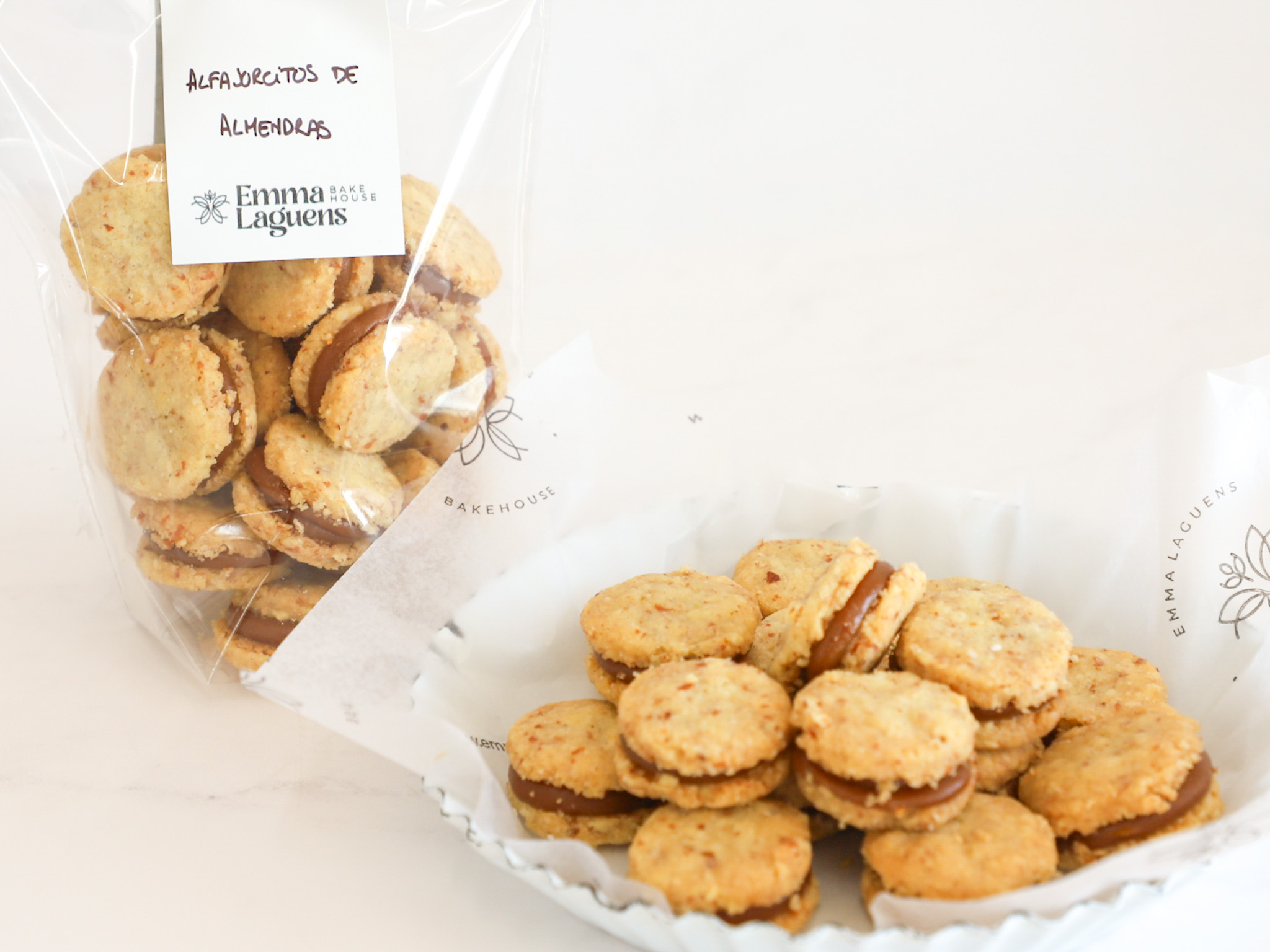 ALFAJORCITOS DE ALMENDRAS <br><span style="font-family: 'Spartan', sans-serif;font-size:13px;"><p>Masa sablée de almendras ⋅ Dulce de leche... </p>$18.000<b>(Paquete de 150 gr.)</b></span>