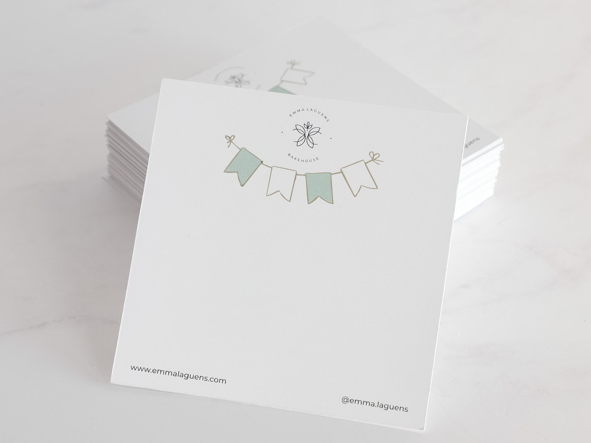 TARJETA "GUIRNALDA"<br><span style="font-family: 'Spartan', sans-serif;font-size:13px;"><p></p>$3.000 (10x10 cm.)<b></b></span>