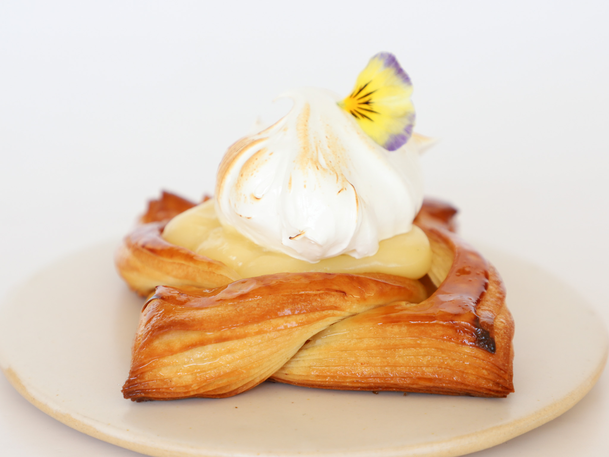 DANESA LEMON PIE <br><span style="font-family: 'Spartan', sans-serif;font-size:13px;"><p>Danesa rellena con crema pastelera de limón · Merengue italiano. </p>$6.500<b>(Por unidad.)</b></span>