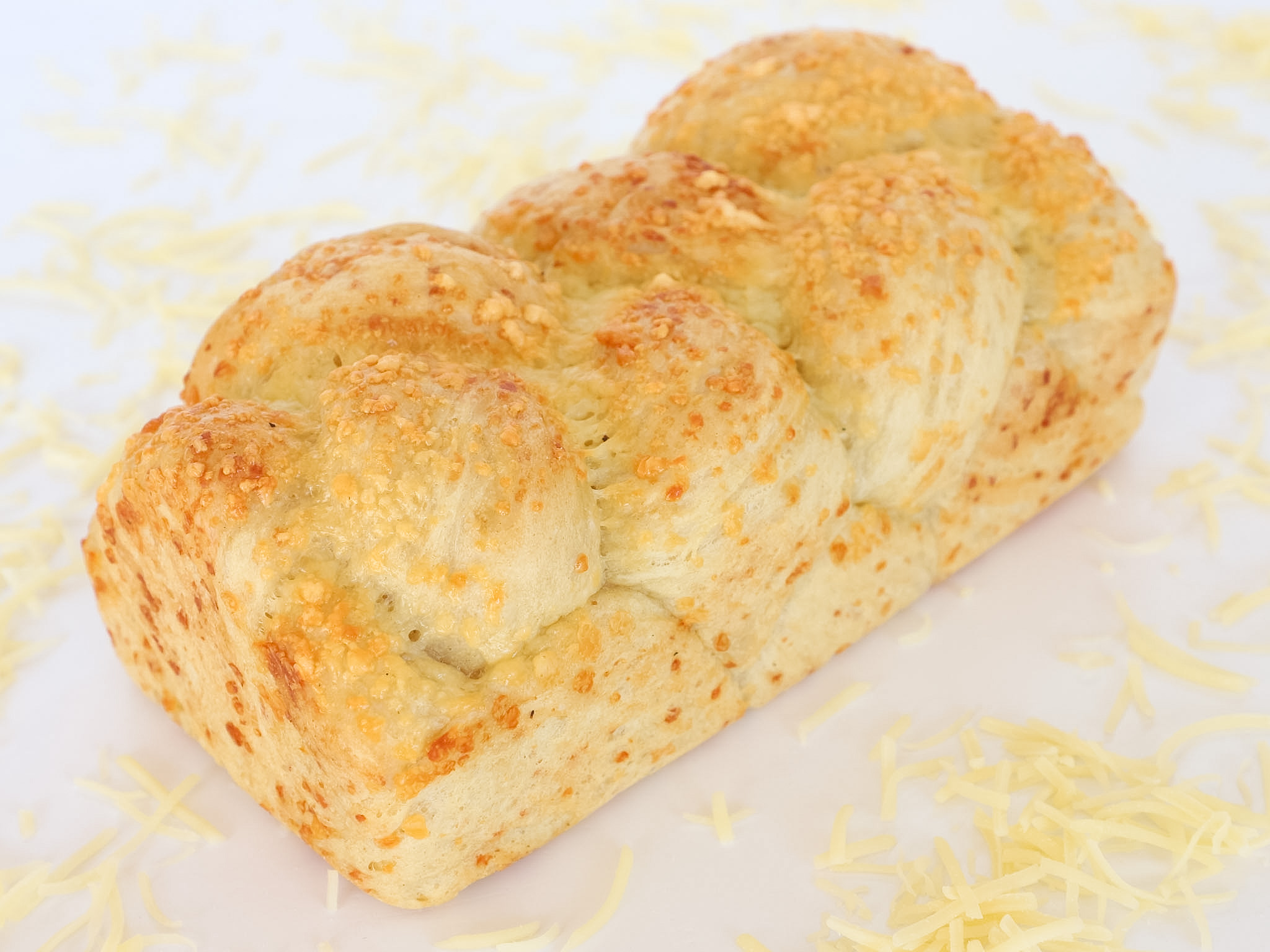 PAN TRENZADO DE QUESO PARMESANO <br><span style="font-family: 'Spartan', sans-serif;font-size:13px;"><p>Pan de masa madre con queso parmesano rallado.</p>$8.500<b>(Por unidad - 450 gr.)</b>Disponibles sólo los viernes, sábados, domingos y feriados.</span>